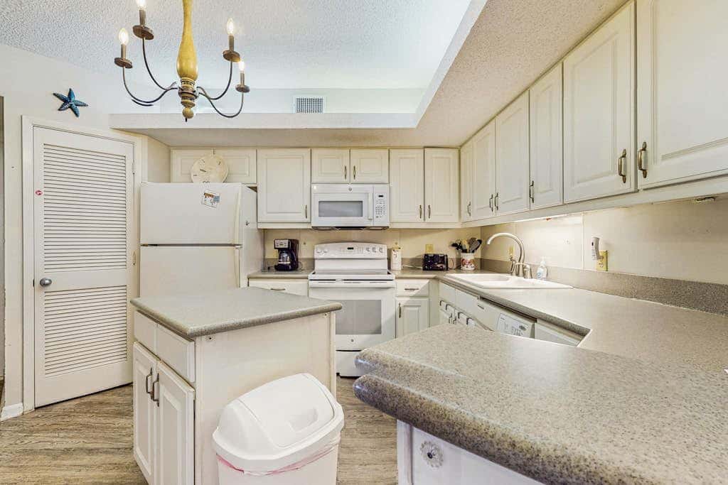 Gulf front condo with a shared hot tub, pools, tennis - snowbirds welcome