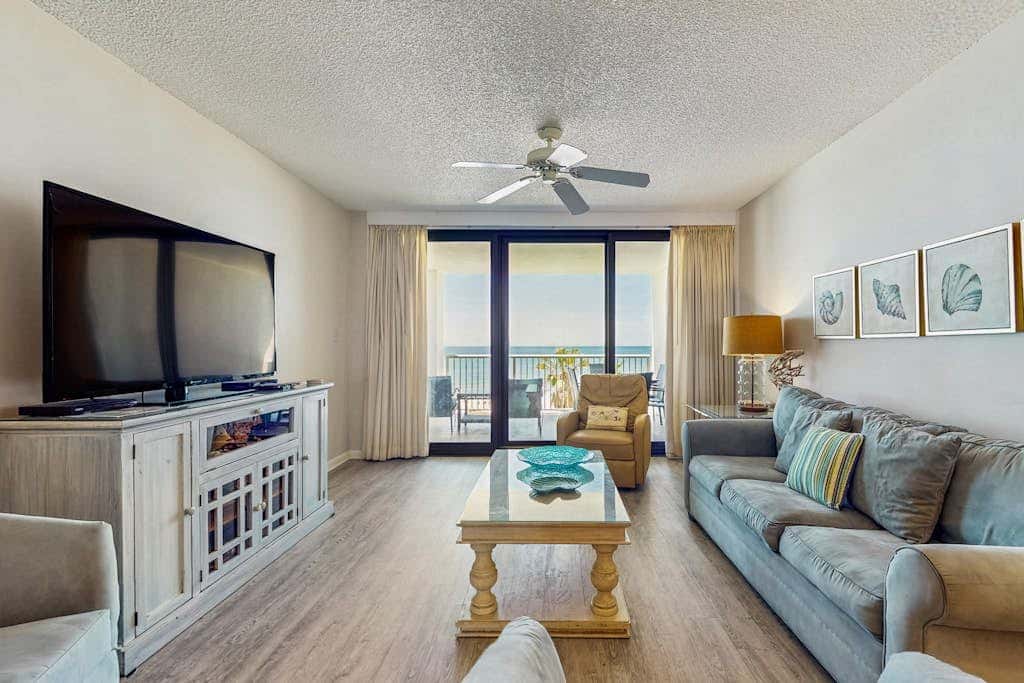 Gulf front condo with a shared hot tub, pools, tennis - snowbirds welcome