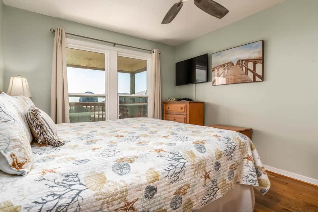 Dog-friendly seaside home with WiFi, deck, amazing views, minutes from beach