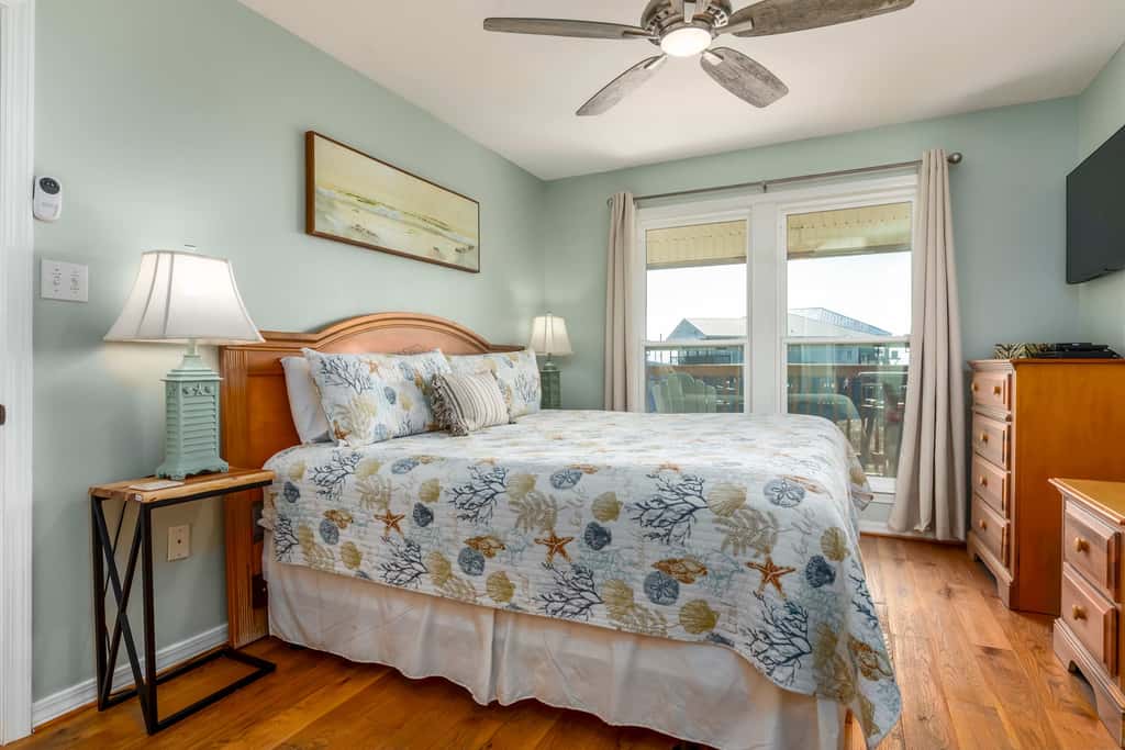 Dog-friendly seaside home with WiFi, deck, amazing views, minutes from beach