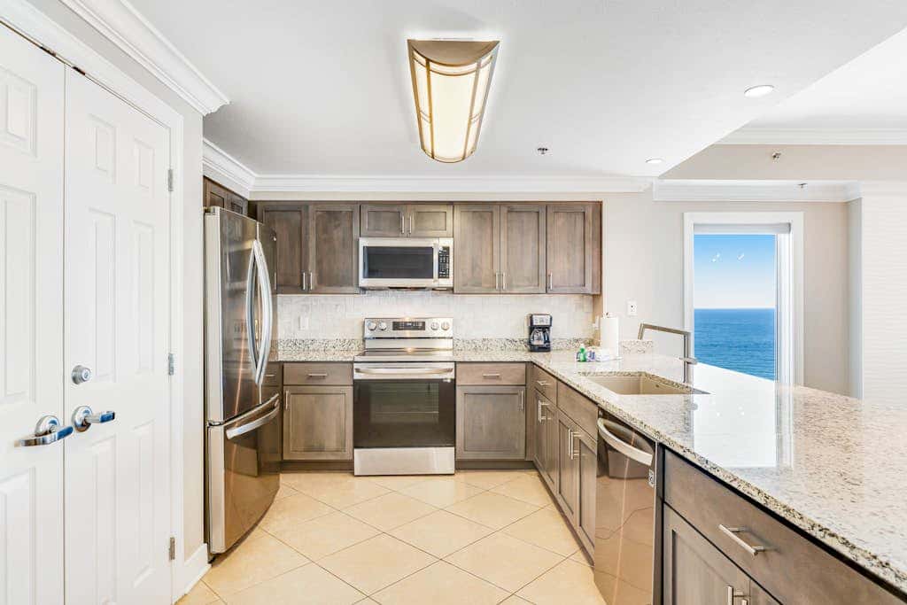 Stunning corner condo with, shared pools, hot tub, gym, beach access & balcony