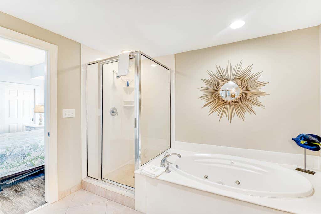 Stunning corner condo with, shared pools, hot tub, gym, beach access & balcony