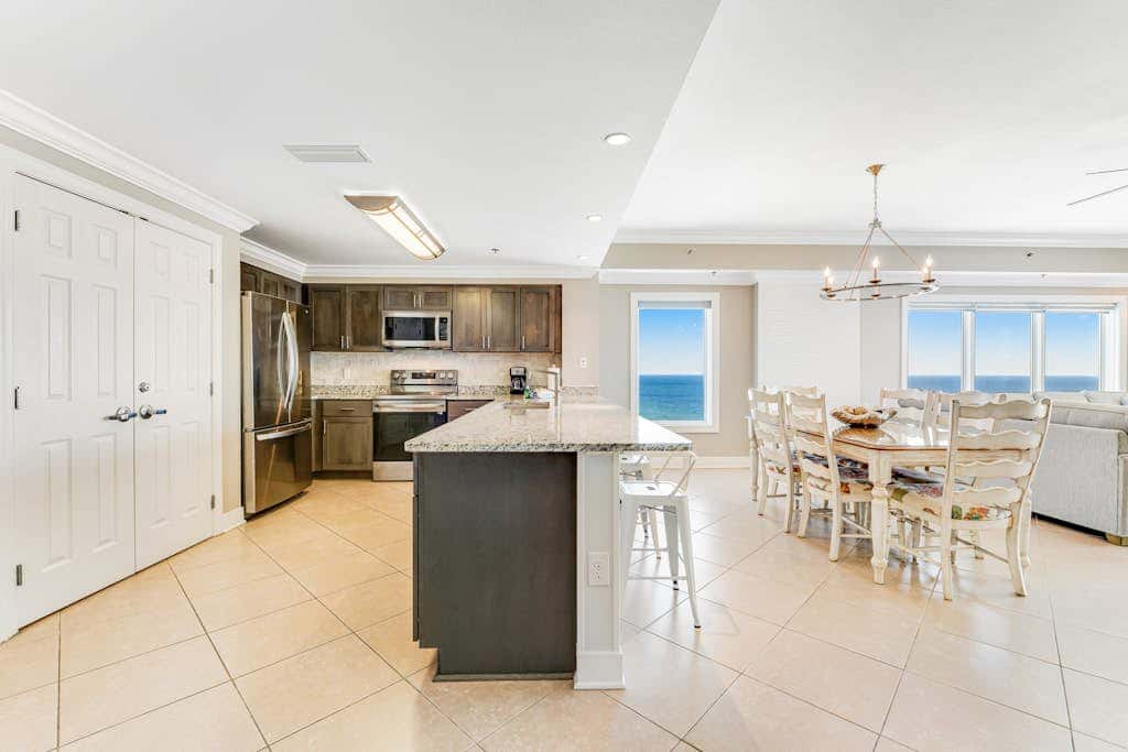 Stunning corner condo with, shared pools, hot tub, gym, beach access & balcony