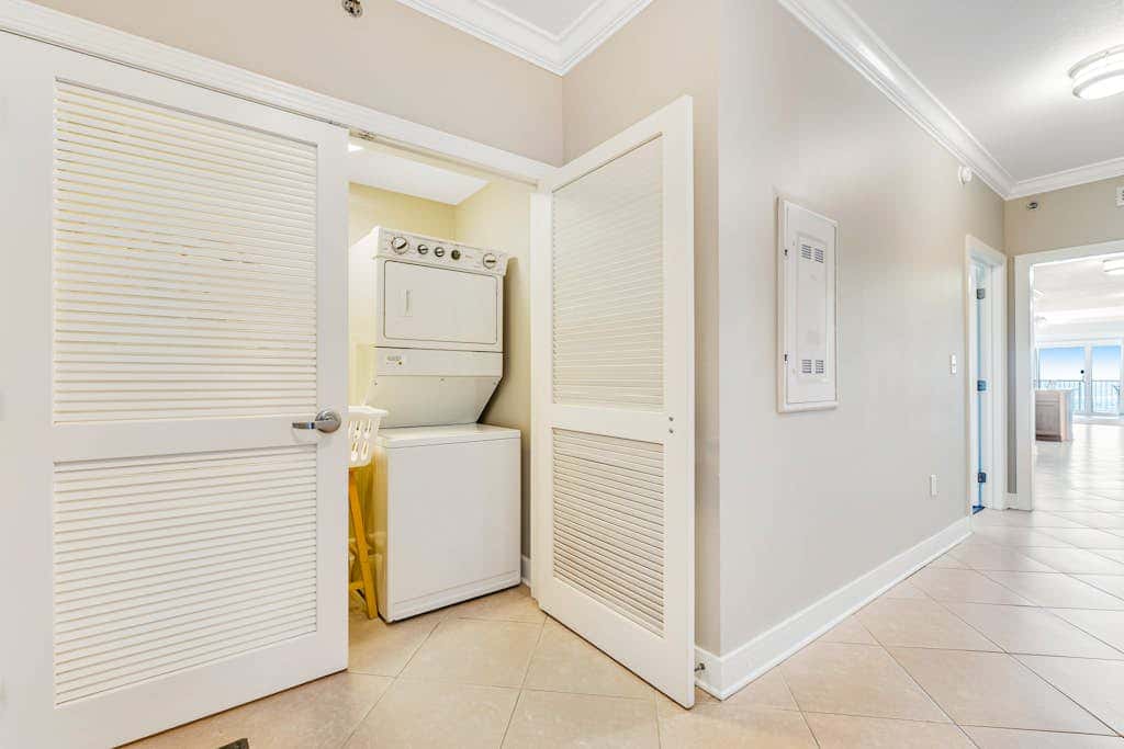 Stunning corner condo with, shared pools, hot tub, gym, beach access & balcony