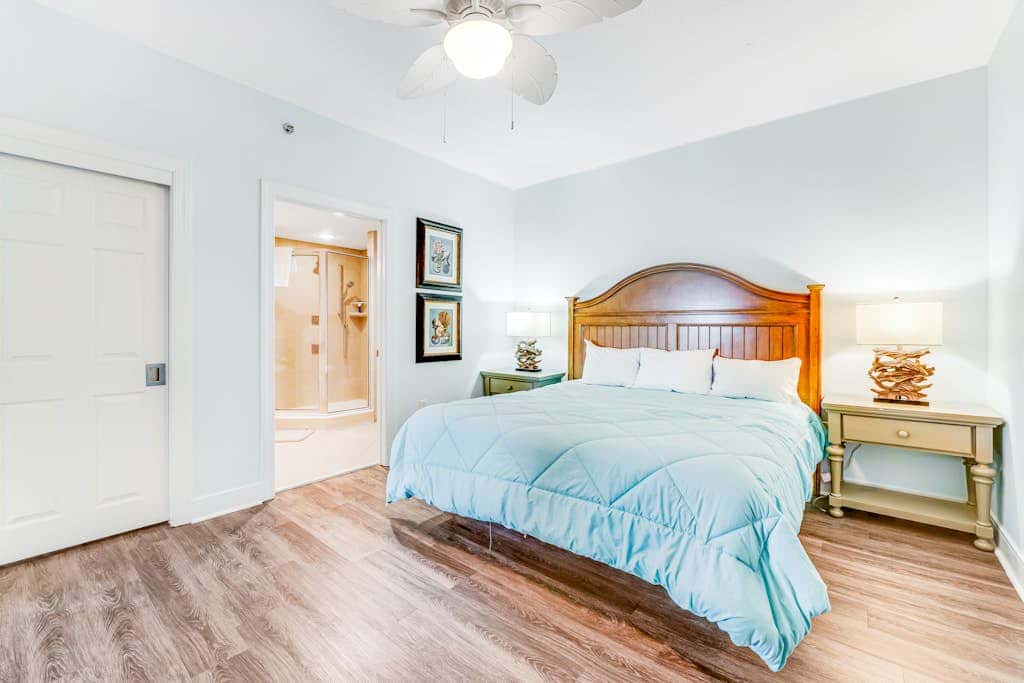 Stunning corner condo with, shared pools, hot tub, gym, beach access & balcony