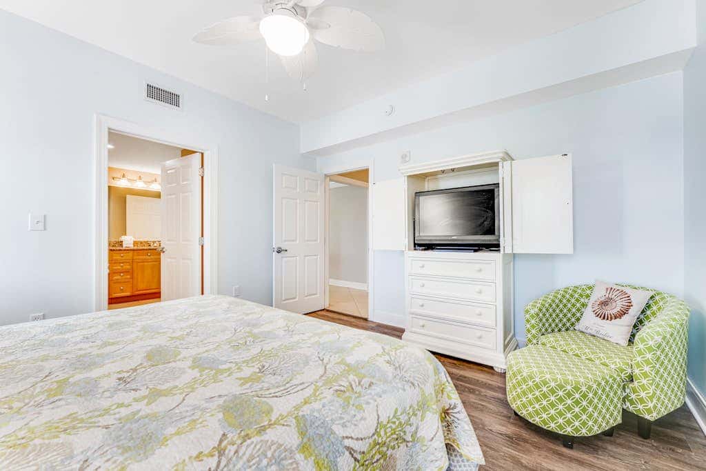 Stunning corner condo with, shared pools, hot tub, gym, beach access & balcony