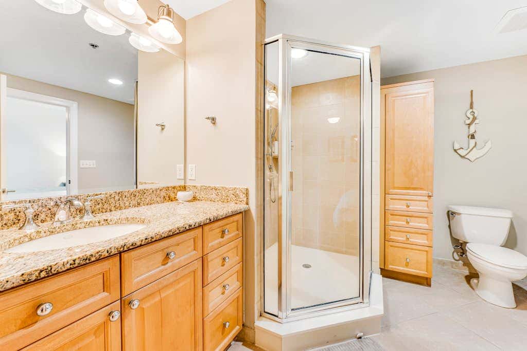 Stunning corner condo with, shared pools, hot tub, gym, beach access & balcony