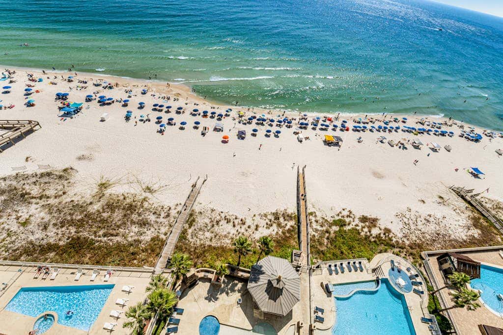Stunning corner condo with, shared pools, hot tub, gym, beach access & balcony