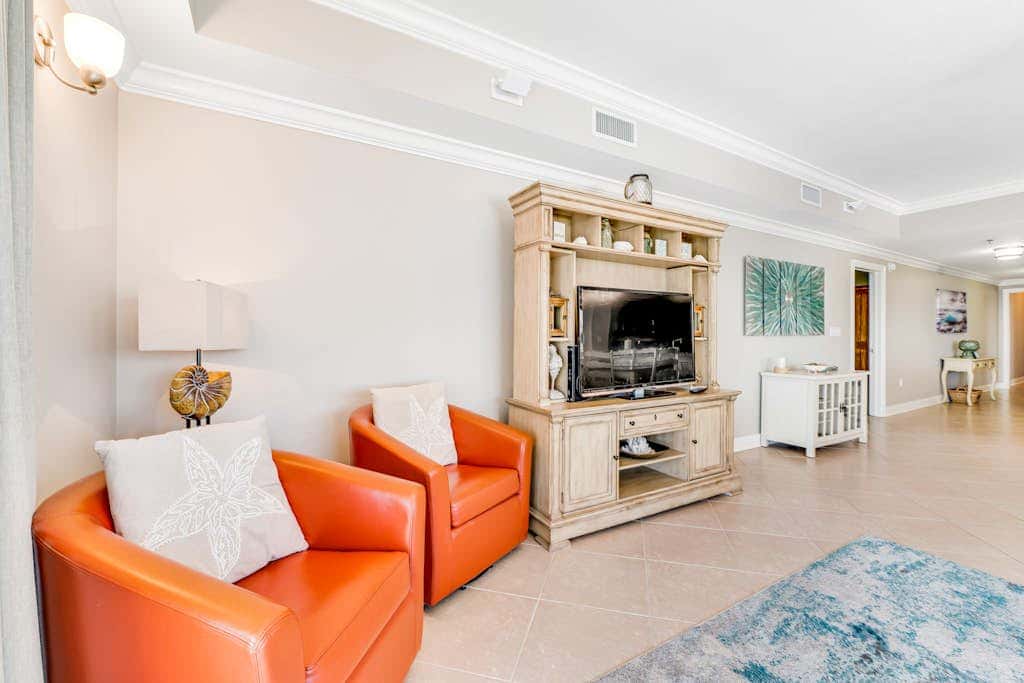 Stunning corner condo with, shared pools, hot tub, gym, beach access & balcony