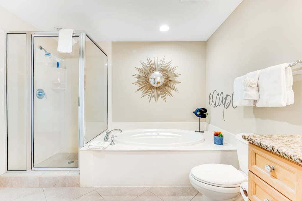 Stunning corner condo with, shared pools, hot tub, gym, beach access & balcony