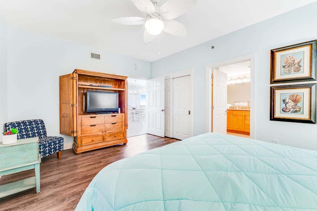 Stunning corner condo with, shared pools, hot tub, gym, beach access & balcony