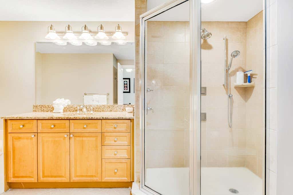 Stunning corner condo with, shared pools, hot tub, gym, beach access & balcony