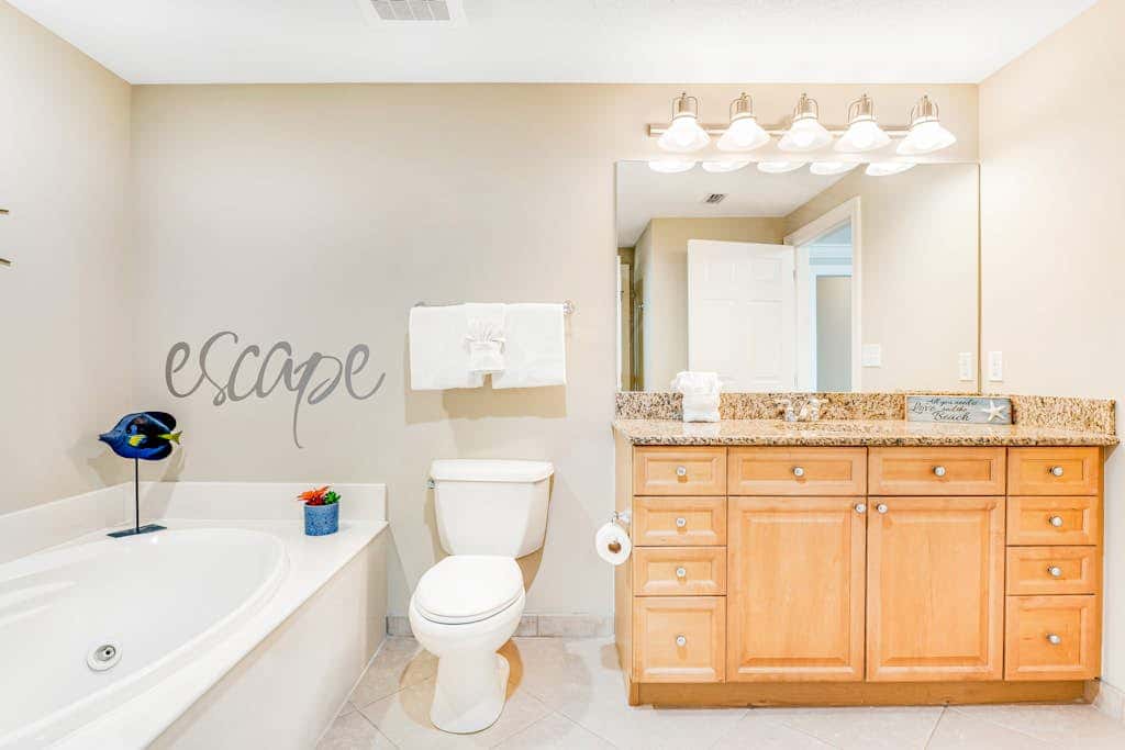 Stunning corner condo with, shared pools, hot tub, gym, beach access & balcony