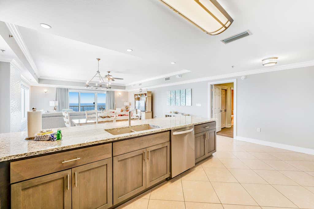 Stunning corner condo with, shared pools, hot tub, gym, beach access & balcony