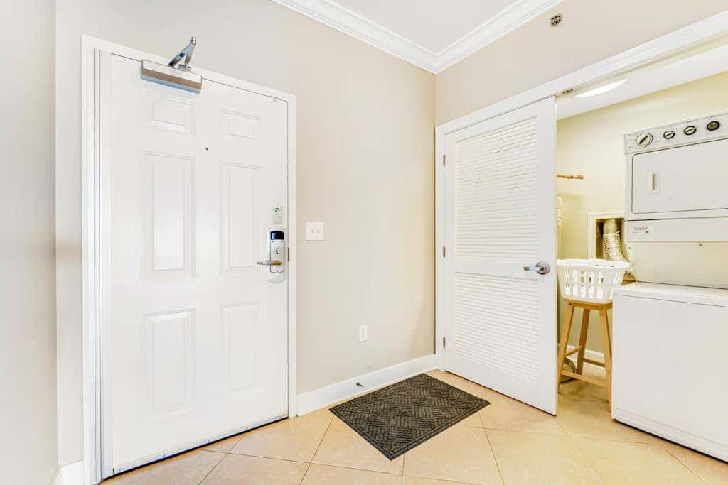 Stunning corner condo with, shared pools, hot tub, gym, beach access & balcony