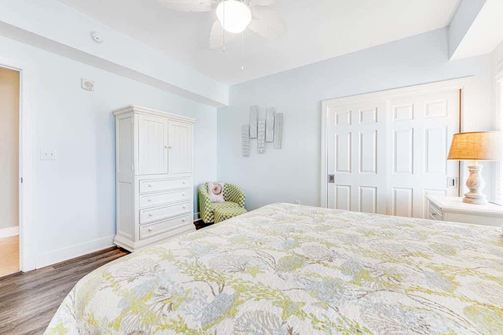 Stunning corner condo with, shared pools, hot tub, gym, beach access & balcony