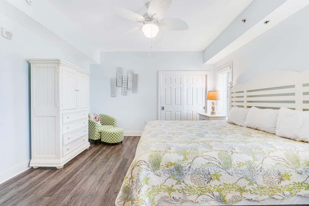 Stunning corner condo with, shared pools, hot tub, gym, beach access & balcony