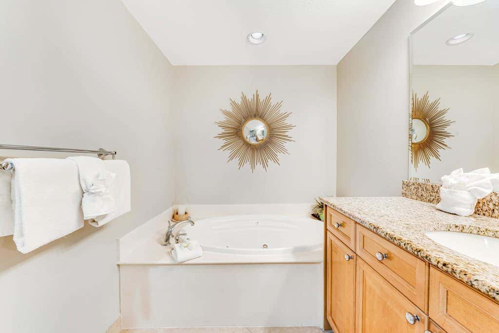 Stunning corner condo with, shared pools, hot tub, gym, beach access & balcony
