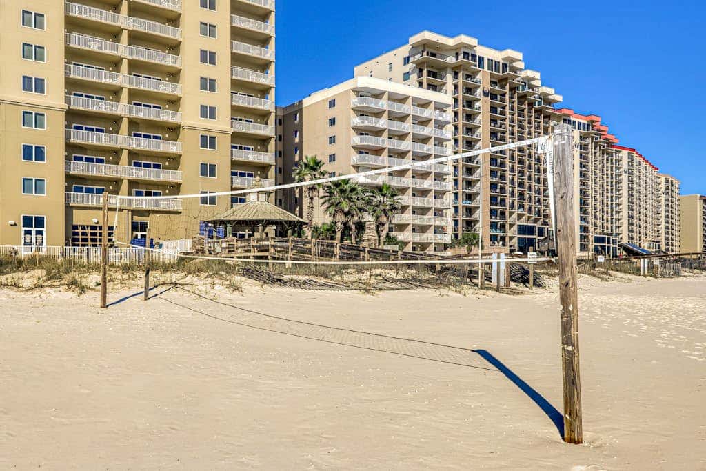 Stunning corner condo with, shared pools, hot tub, gym, beach access & balcony