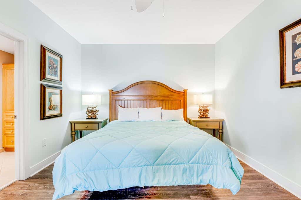 Stunning corner condo with, shared pools, hot tub, gym, beach access & balcony