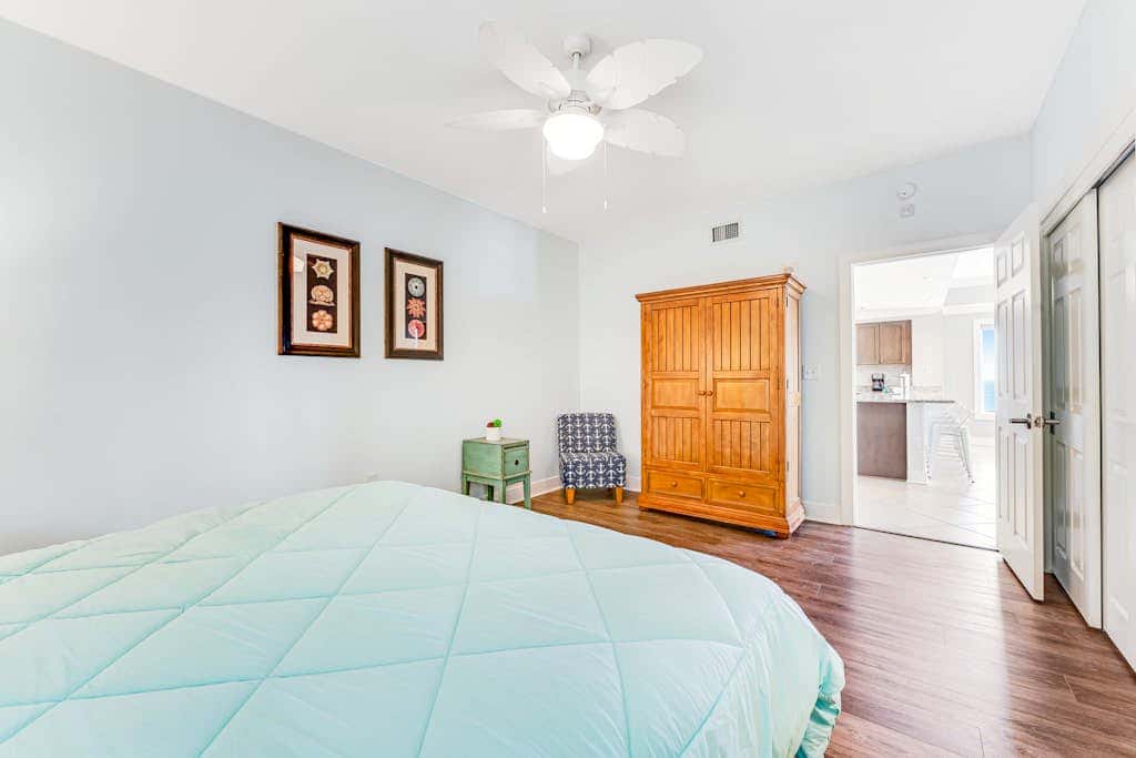Stunning corner condo with, shared pools, hot tub, gym, beach access & balcony
