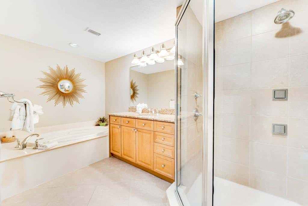 Stunning corner condo with, shared pools, hot tub, gym, beach access & balcony