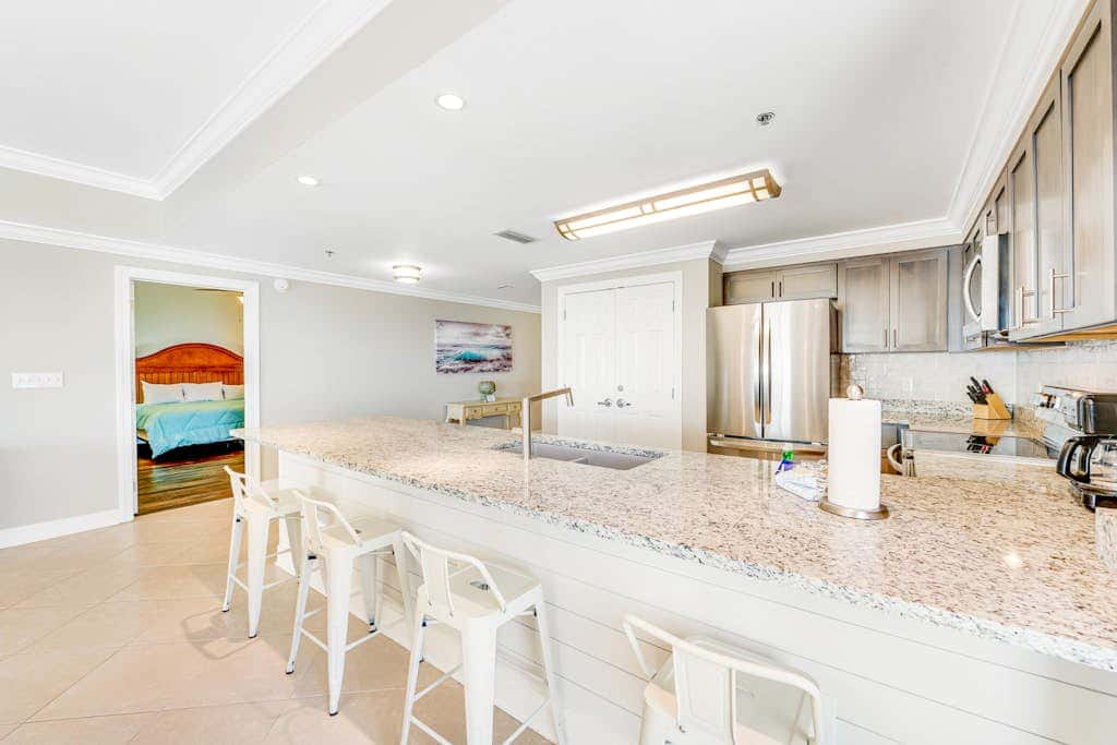 Stunning corner condo with, shared pools, hot tub, gym, beach access & balcony