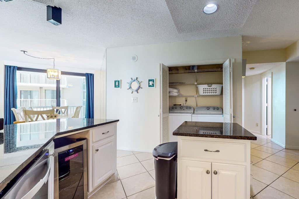 Beachfront 10th-floor condo with balcony, pools, hot tub, gym, WiFi, & AC