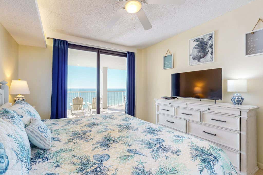 Beachfront 10th-floor condo with balcony, pools, hot tub, gym, WiFi, & AC