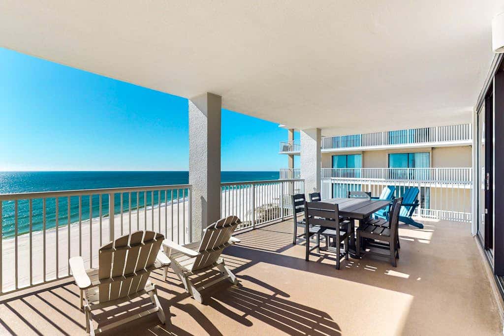 Beachfront 10th-floor condo with balcony, pools, hot tub, gym, WiFi, & AC