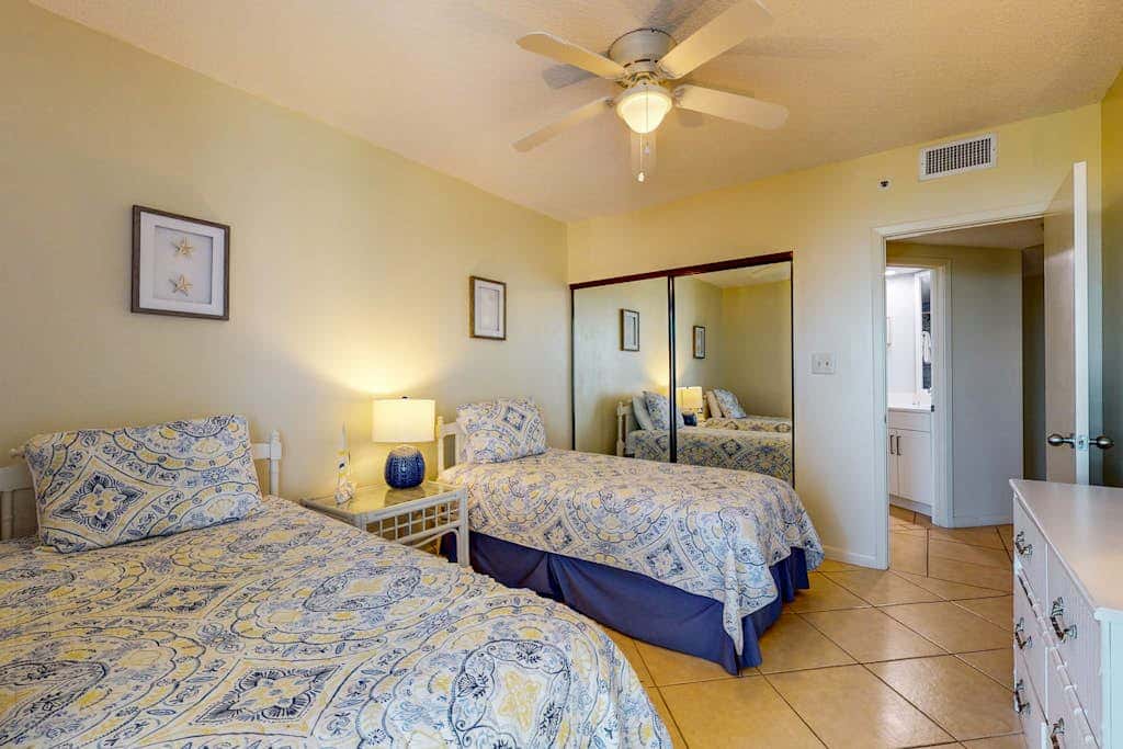 Beachfront 10th-floor condo with balcony, pools, hot tub, gym, WiFi, & AC