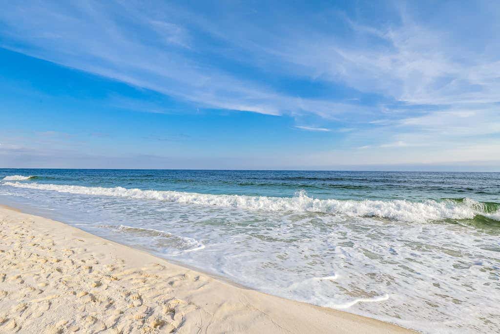 Beachfront 10th-floor condo with balcony, pools, hot tub, gym, WiFi, & AC