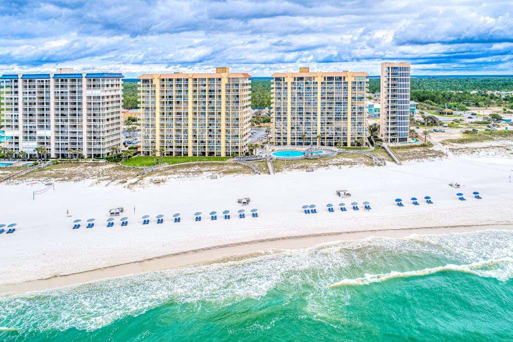 Beachfront 10th-floor condo with balcony, pools, hot tub, gym, WiFi, & AC