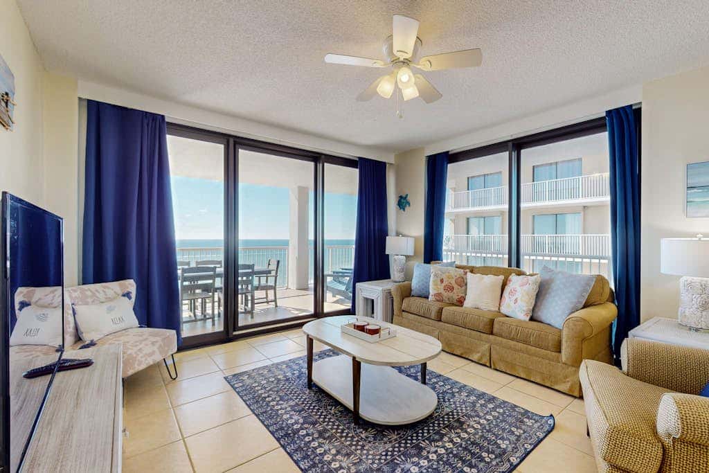 Beachfront 10th-floor condo with balcony, pools, hot tub, gym, WiFi, & AC