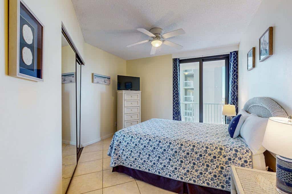Beachfront 10th-floor condo with balcony, pools, hot tub, gym, WiFi, & AC
