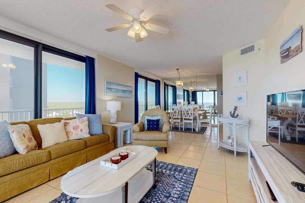 Beachfront 10th-floor condo with balcony, pools, hot tub, gym, WiFi, & AC