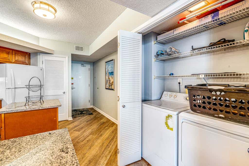 Beautiful condo in beachfront resort with pool & stunning Gulf views