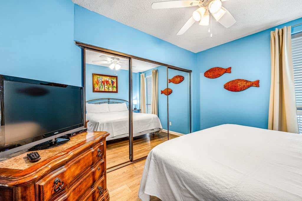 Beautiful condo in beachfront resort with pool & stunning Gulf views