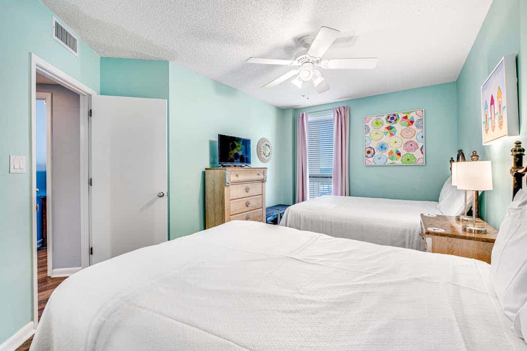 Beautiful condo in beachfront resort with pool & stunning Gulf views