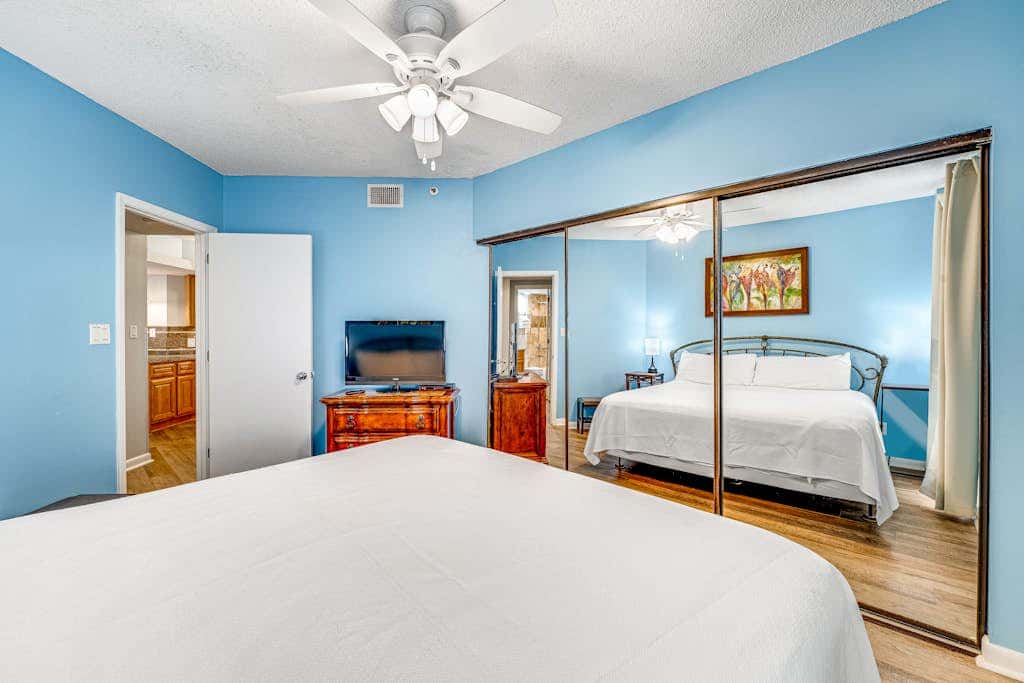 Beautiful condo in beachfront resort with pool & stunning Gulf views