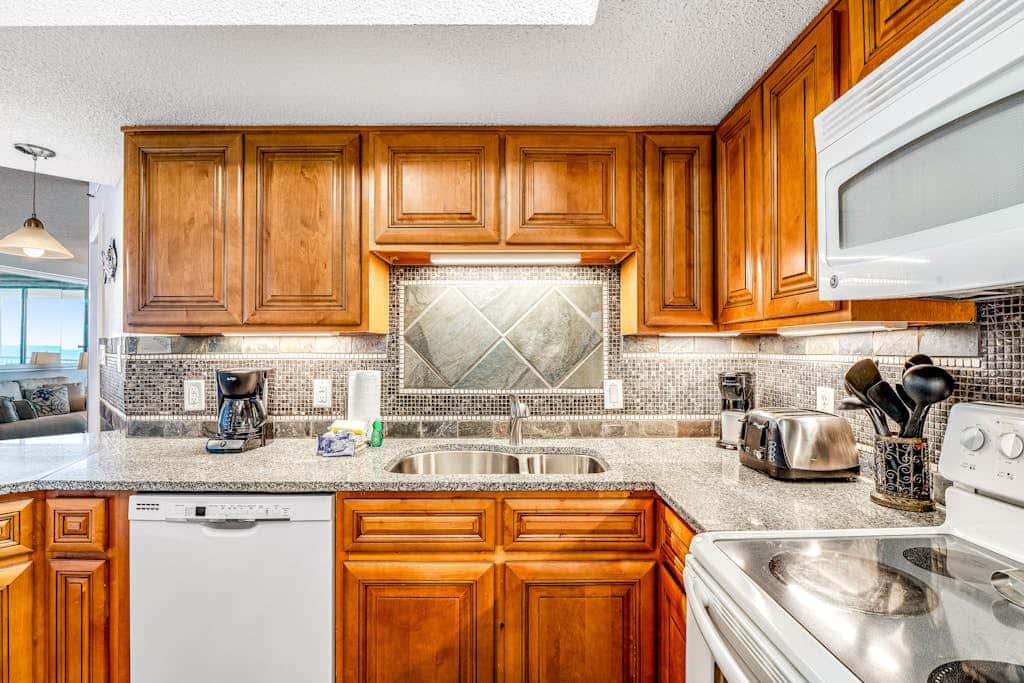 Beautiful condo in beachfront resort with pool & stunning Gulf views