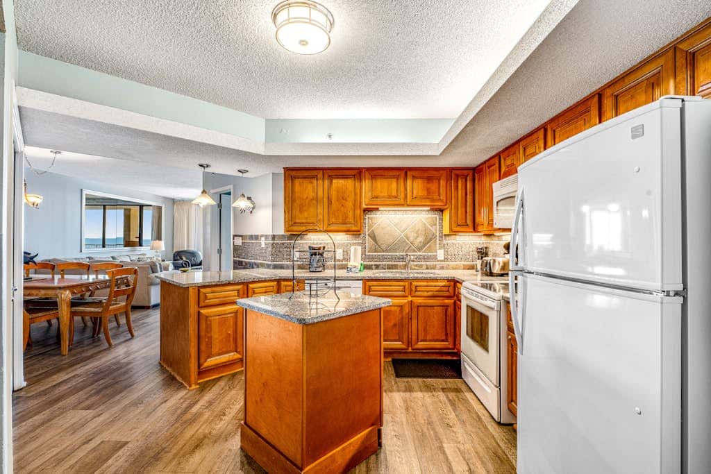 Beautiful condo in beachfront resort with pool & stunning Gulf views