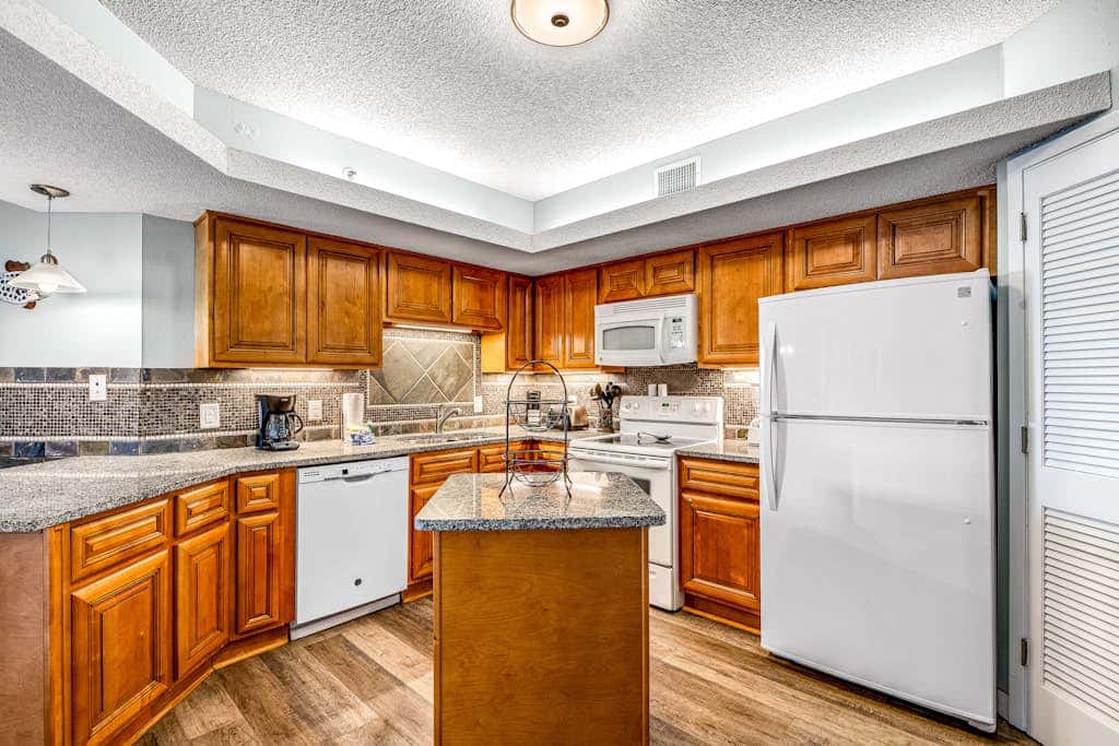 Beautiful condo in beachfront resort with pool & stunning Gulf views