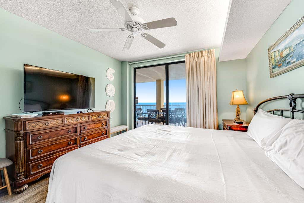 Beautiful condo in beachfront resort with pool & stunning Gulf views