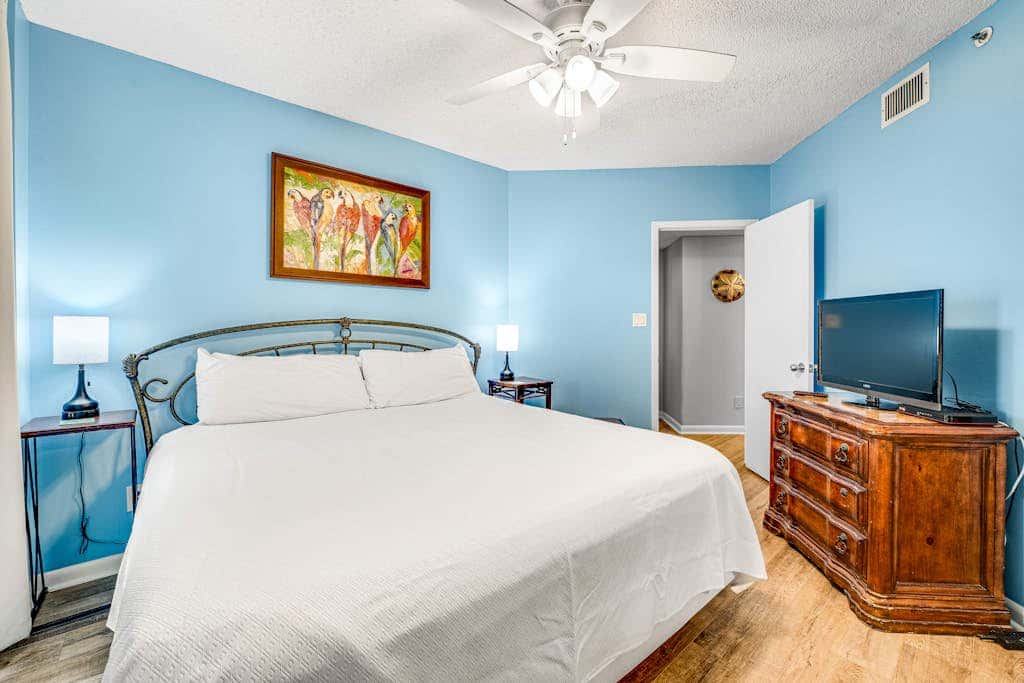 Beautiful condo in beachfront resort with pool & stunning Gulf views