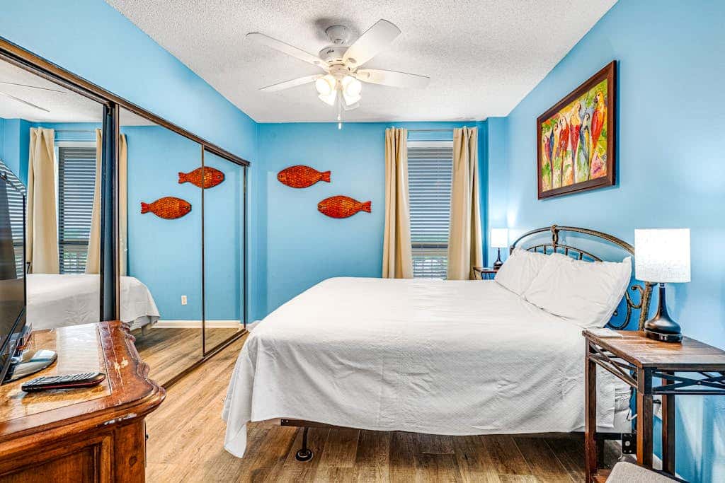 Beautiful condo in beachfront resort with pool & stunning Gulf views