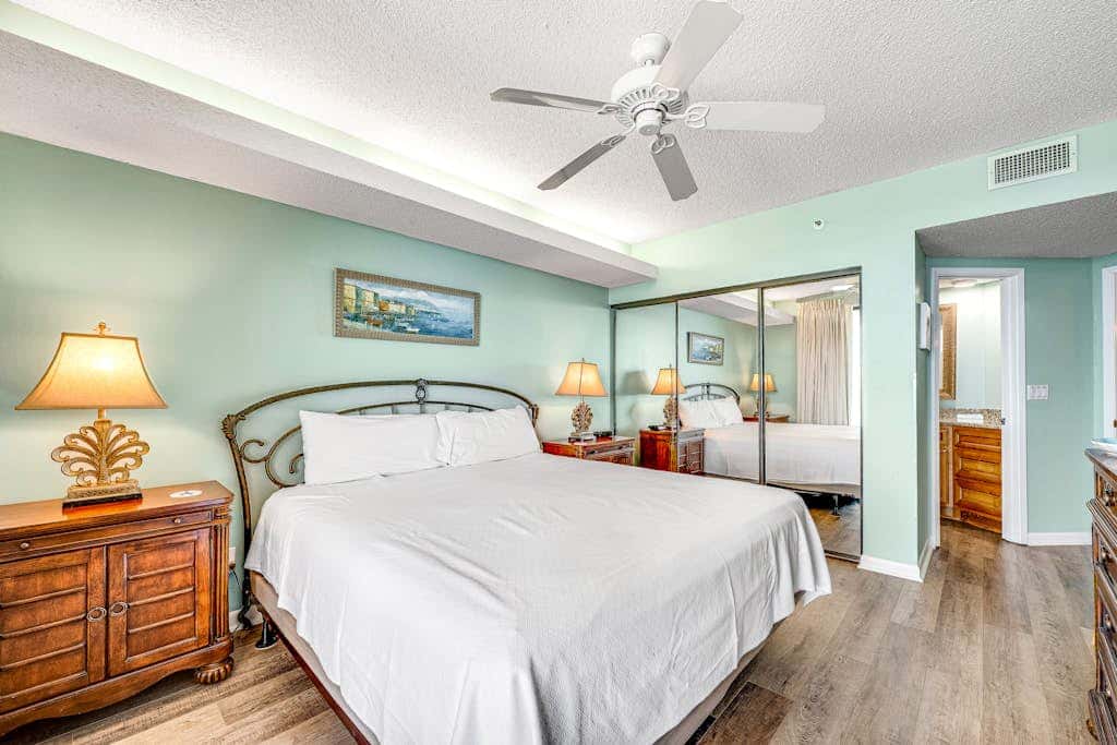 Beautiful condo in beachfront resort with pool & stunning Gulf views