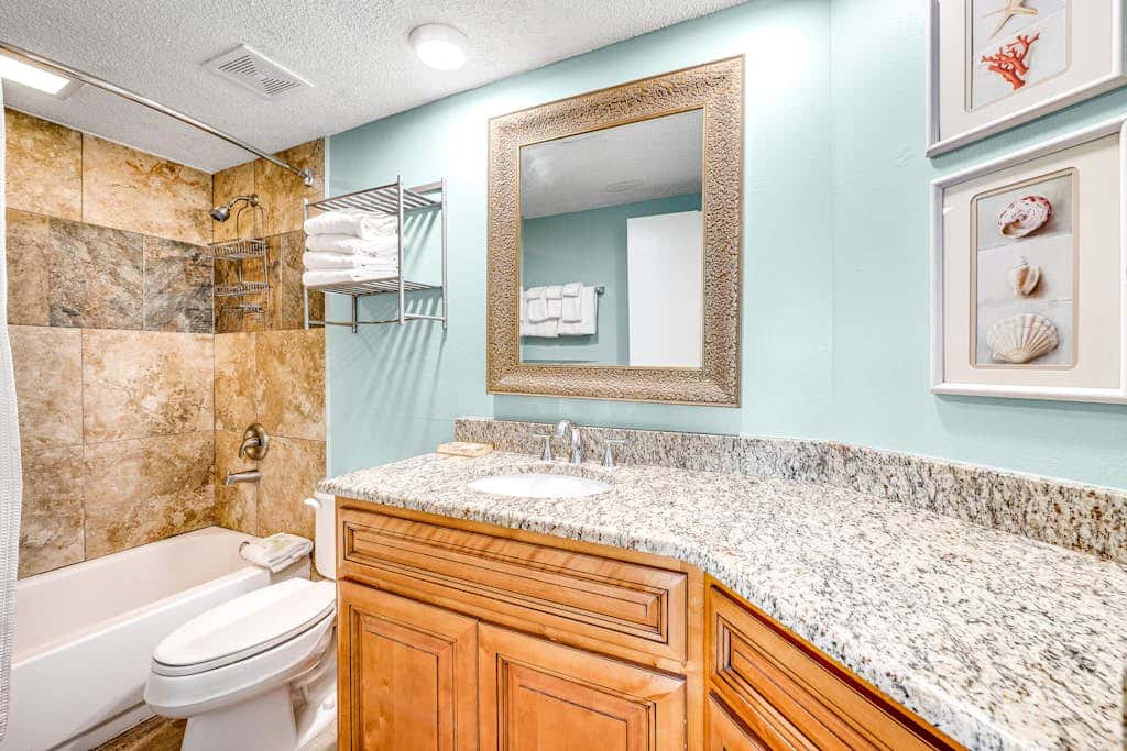 Beautiful condo in beachfront resort with pool & stunning Gulf views