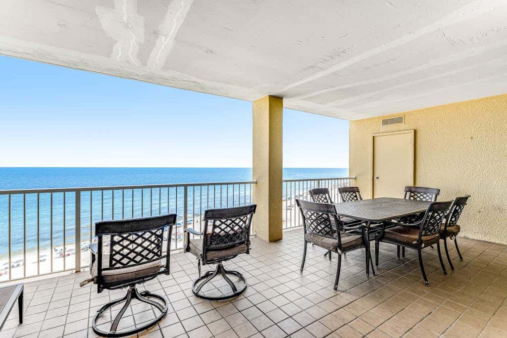 Beautiful condo in beachfront resort with pool & stunning Gulf views