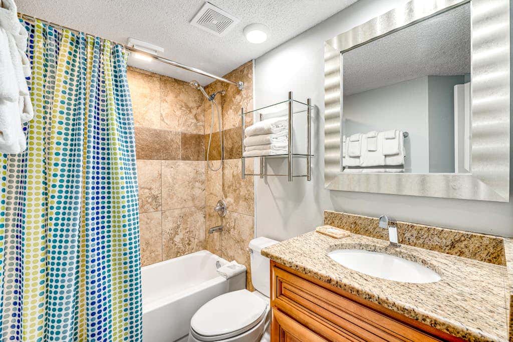 Beautiful condo in beachfront resort with pool & stunning Gulf views